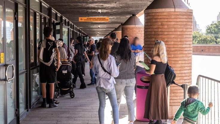 Nuovo ufficio immigrati al Santo Volto, alle 10 duecento pratiche e nessuno in fila fuori