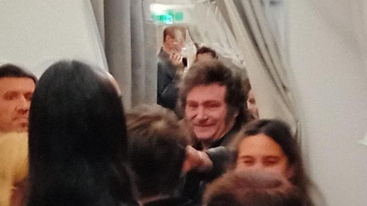 Baci, selfie e cori: in volo con Milei da Roma a Buenos Aires