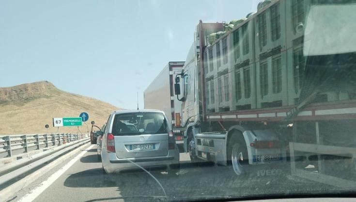 Auto in fiamme sull’A19 a Tremonzelli, la scorta del procuratore De Luca salva 2 autotrasportatori