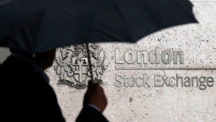 Le Borse di oggi, 6 maggio. I listini Ue chiudono cauti. Bce: "Inflazione in aumento ma servono politiche espansive"