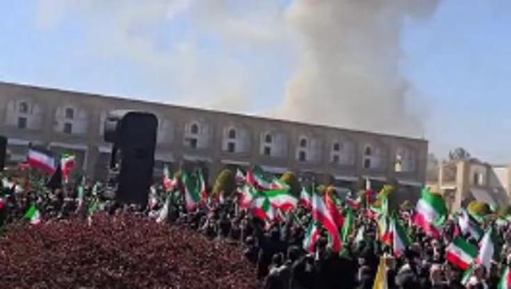 Isfahan, missile cade vicino alla manifestazione pro regime. La folla urla "Allah è il più grande"