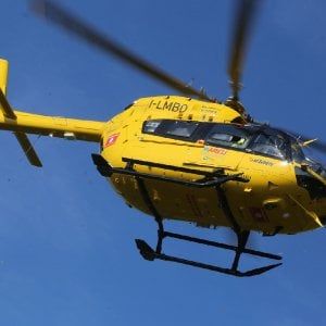 Varese, ciclista di 27 anni travolto da un tir in curva: morto sul colpo