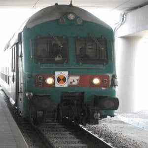 Cammina vicino ai binari, uomo travolto dal treno a Piacenza