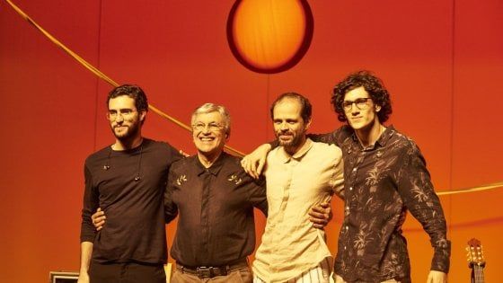 Firenze, la musica brasiliana di Veloso e la danza di Roberto Bolle invadono piazza Santissima Annunziata