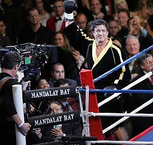 In palestra? No, tiro di boxe<br />il fascino del ring dopo l'ufficio