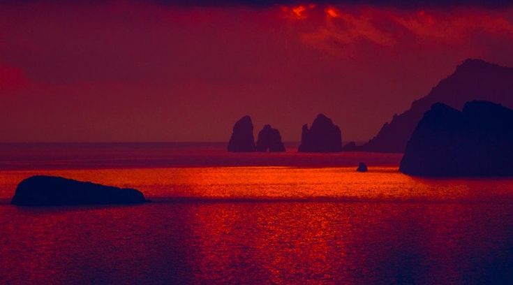 Positano, il cielo è rosso fuoco: il tramonto incanta tutti