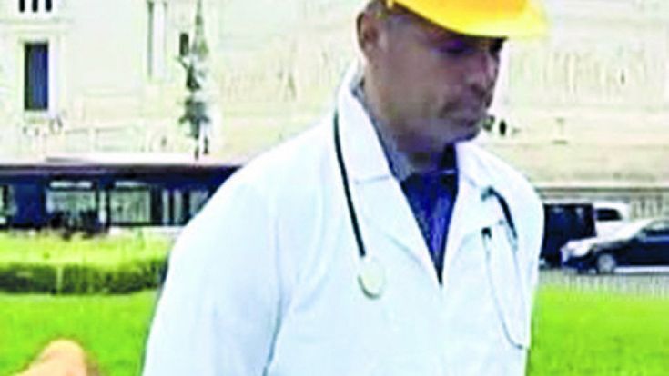 Roma, il Patch Adams delle buche nello staff del Comune 