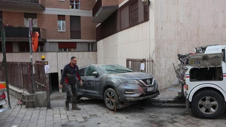 Alluvione, resta in vigore l’ordinanza di via Zoccoli: spetta ai residenti il ripristino dei garage. Rischio ricorsi