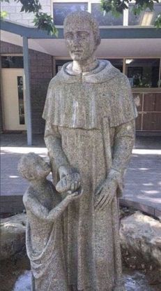 Australia, proteste nella scuola cattolica per la statua del santo: la coprono perché equivoca