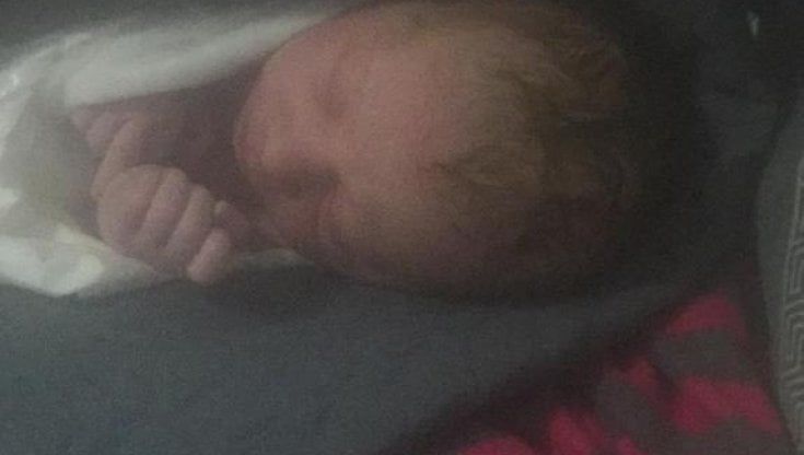 "Aiuto, nostra figlia sta nascendo": e il 118 al telefono guida il papà e la mamma per far nascere Jennifer in casa