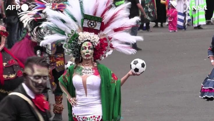 Mondiali, a Città del Messico la parata da brivido con mariachi e guerrieri, Pelé e Maradona