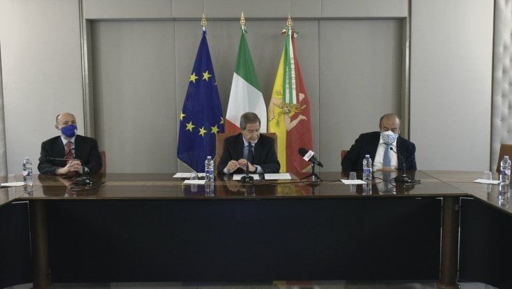 Vaccini anti-Covid, lo strappo di Musumeci: "Da giovedì aperte le prenotazioni per gli over 50"