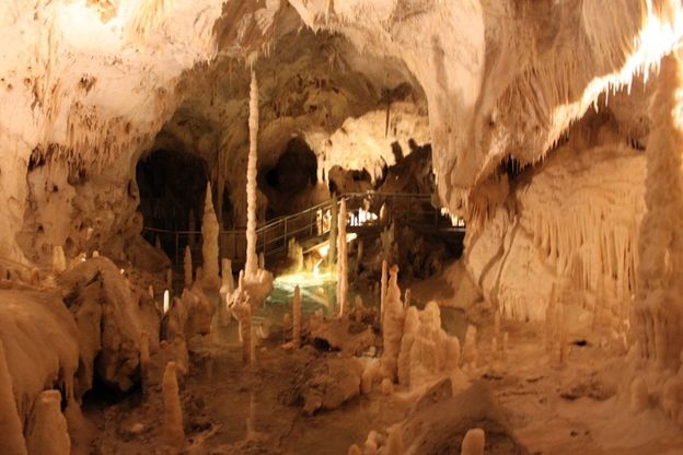 Tredici chilometri sottoterra, viaggio nelle grotte di Frasassi