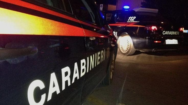 Cosparge la compagna di gasolio e tenta di darle fuoco: bloccato mentre impugna l’accendino