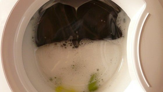 Il lavaggio delicato in lavatrice? Dannoso per l'ambiente. Gli esperti: "Rilascia più microfibre"
