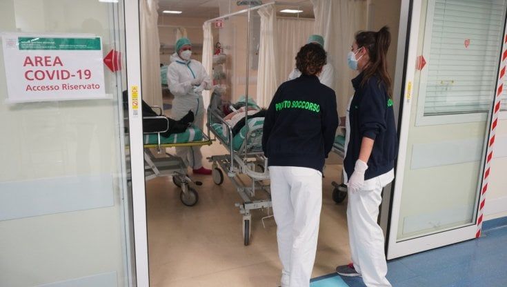Covid, in Puglia i nuovi casi sono 3.036 ma il numero dei positivi sale ancora. Negli ospedali ancora troppi pazienti