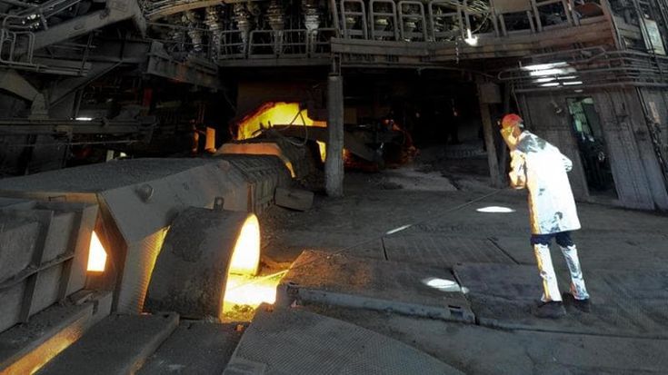Ex Ilva, forni da spegnere: “La salute viene prima”. E ripartono i licenziamenti