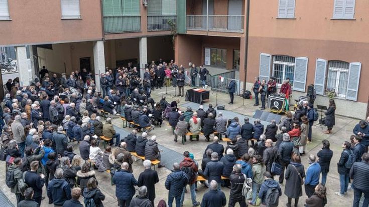 Biblioteca Gianni Mura, l’inaugurazione con una festa in cortile: “Omaggio a un grande maestro”