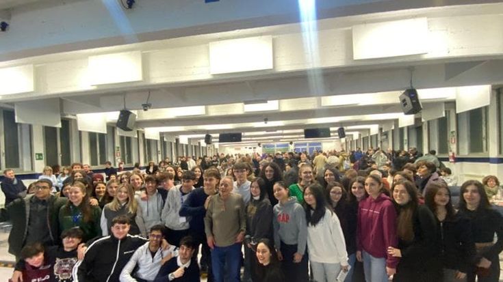Vecchioni al liceo Einstein: “C’è tanta rabbia sociale, ma qui i ragazzi provano a capire il mondo”
