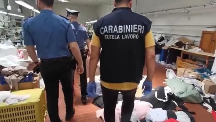 Prato, lavoratori al nero con turni fino a 16 ore: l’inchiesta partita dalla denuncia di un’operaia