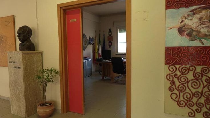 Grammichele al fianco delle alunne coraggio: “Hanno fatto bene a denunciare il preside”