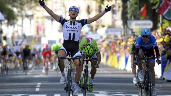 Tour de France, sprint e maglia gialla per Kittel. Cavendish finisce a terra