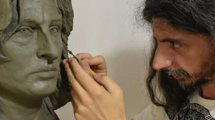 Riconsegnata la scultura di Anna Magnani all'artista Bagliani: il busto era stato divelto a Roma