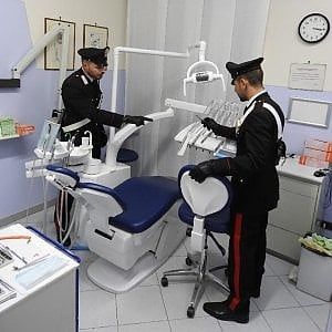 Società con il morto, denunciato per la seconda volta falso dentista