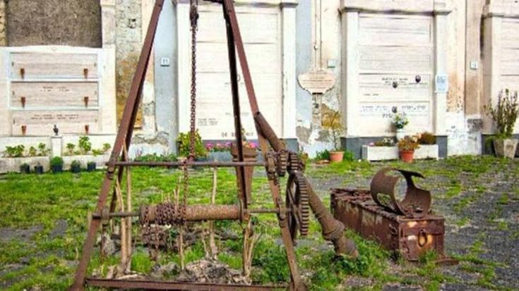 Napoli, sequestrato il cimitero delle 366 fosse: degrado e loculi abusivi nell’opera di Fuga