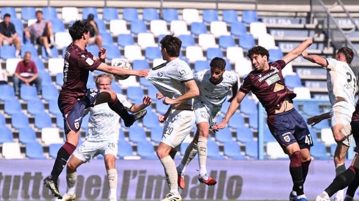 Catanzaro-Palermo, arbitra Feliciani: tifosi polemici, è lo stesso del rigore non dato a Reggio