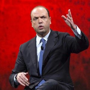 Alfano: "Avanti col governo. Il Cavaliere ci rivuole? Non credo, contro di noi usano il manganello"
