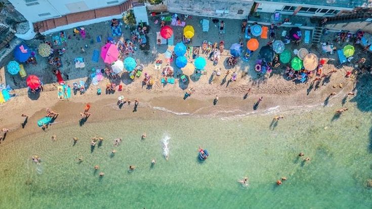 Giù baracche e ringhiere, Bacoli si riprende il mare: “Ora a disposizione di tutti”