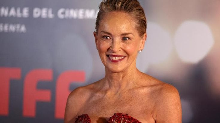 Sharon Stone: “L'America è come gli adolescenti ingenua e arrogante. Io in politica? Mai”