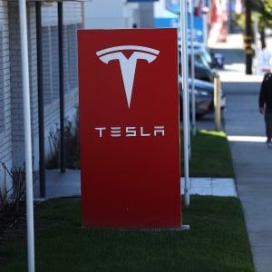 Tesla festeggia il boom di vendite: vale più di Ford. E punta sul modello a costo accessibile