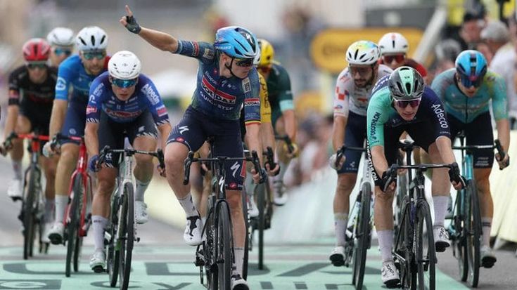 Tour, tris per Merlier a Chalon sur Saône. Megacaduta di gruppo nel finale, Pogacar sempre in giallo