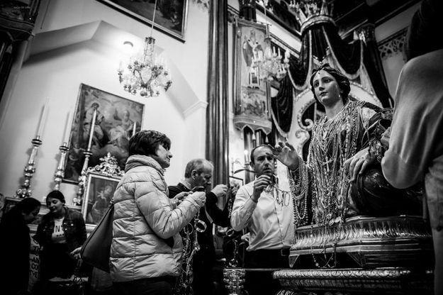 Lacco Ameno, fedeli e turisti per il rito della vestizione di santa Restituta