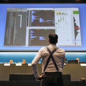 Le Borse di oggi, 23 luglio: i dati Usa sul lavoro frenano gli indici Ue. Lo spread torna ai livelli pre-Covid
