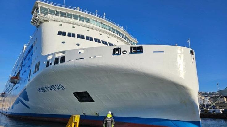 Porto di Genova, ecco Moby Fantasy: la nave più grande mai entrata ai bacini di carenaggio