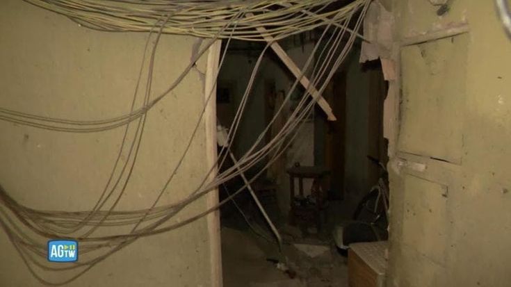 Bomba carta esplode davanti a un palazzo al Tuscolano: danneggiati portone e androne, nessun ferito