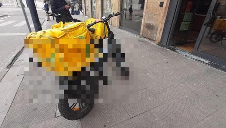 Lite tra rider davanti al locale per la precedenza sulle consegne: a Lecce una denuncia