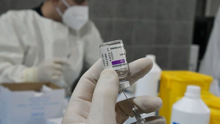 Vaccini in Campania per gli over 60: al via le adesioni