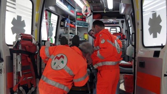 In vacanza a Riccione, 17enne cade dal terrazzo dell'hotel: è gravissimo