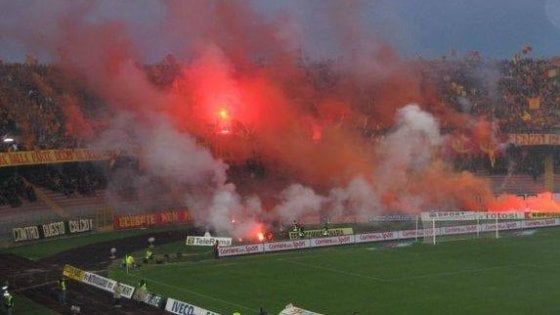 Lecce, 50 ultrà incappucciati assaltano il bus dei tifosi baresi con pietre e petardi: un ferito   