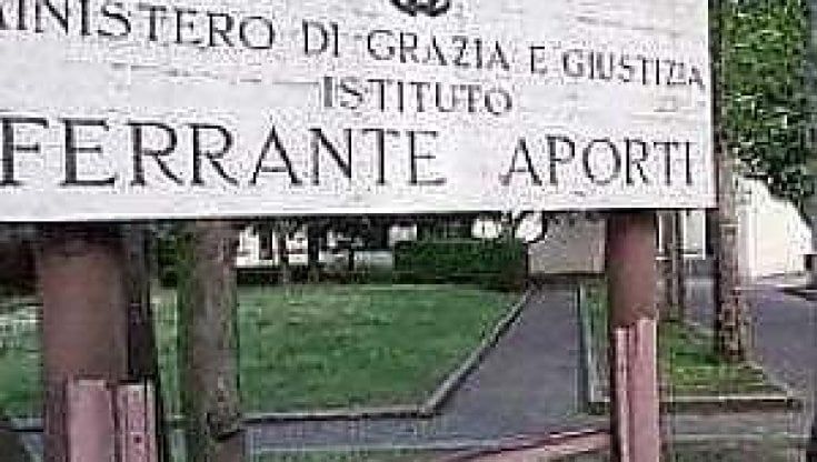 Celle sventrate e botte agli agenti: a 13 anni guida la rivolta nel carcere minorile 
