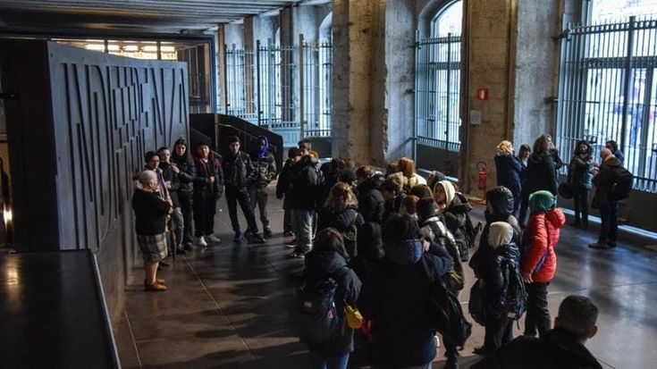 Memoriale della Shoah contro Roccella: “Falso storico dire che visita ad Auschwitz ha fini politici”