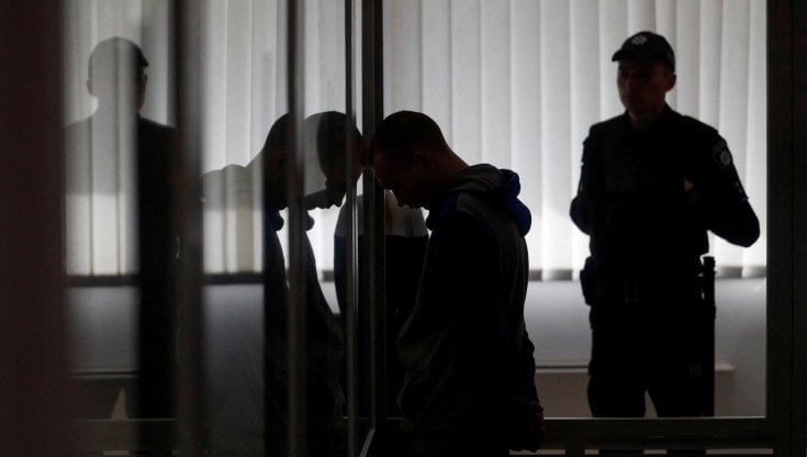 Ucraina, ergastolo per Vadim Shishimarin: è il primo soldato russo processato per crimini di guerra 