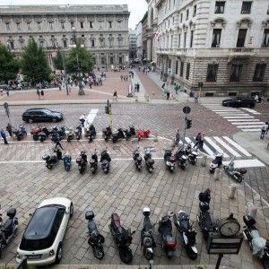 Milano, la rivoluzione di piazza Scala: panchine in granito e stop al parcheggio delle moto