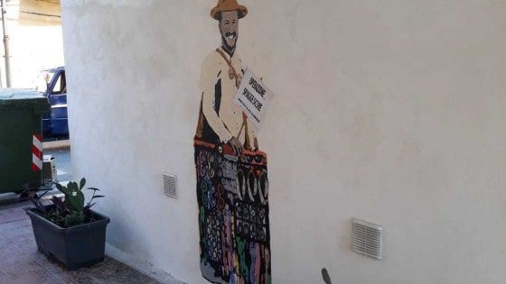 Messina, a Giardini Naxos esordisce Spiagge sicure: e arriva il murales con Salvini ambulante