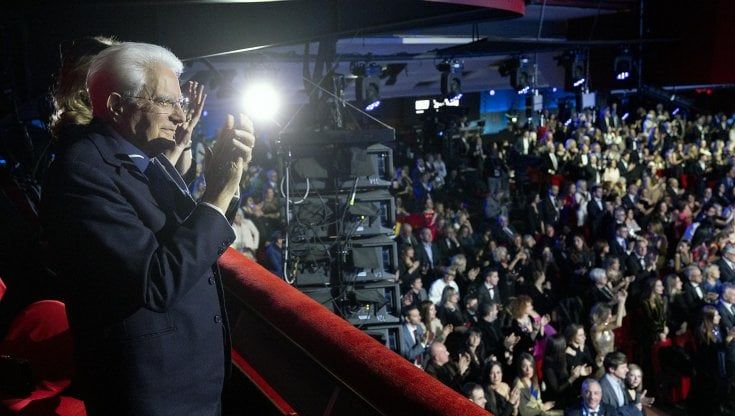 Mattarella a Sanremo, Benigni e la verità sul Ventennio taciuta da Meloni