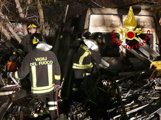 Roma, incendio in autodemolitore a San Basilio: trovato corpo carbonizzato di un uomo